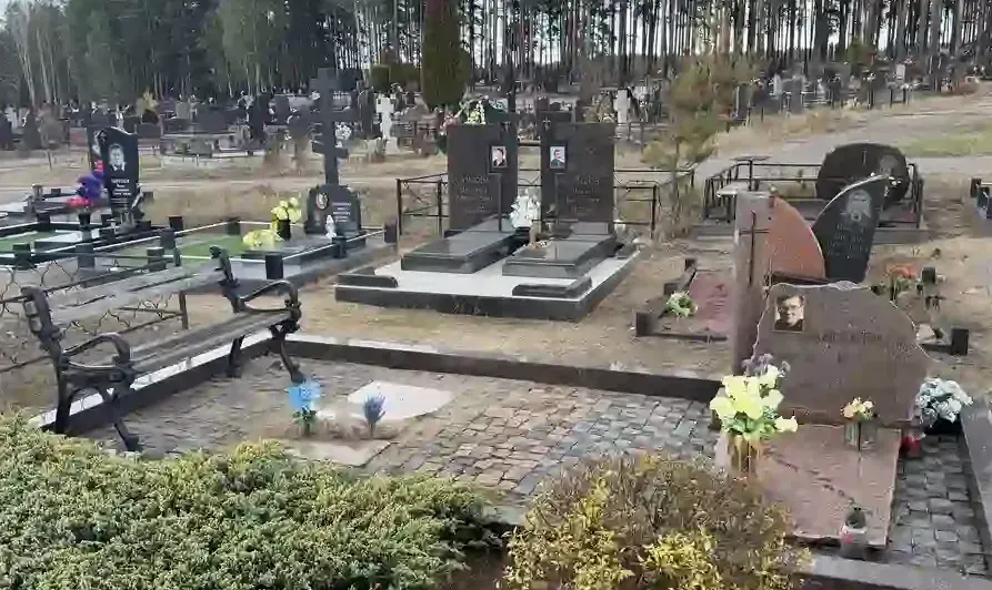 Когда ставить памятник после похорон: сроки и с чего начать