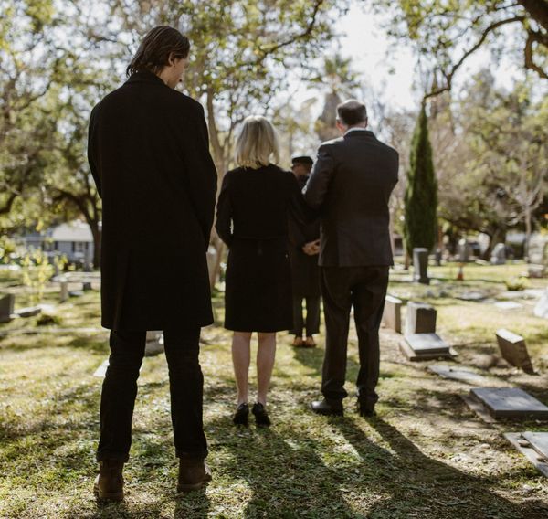 Что говорить на прощании, если не знаете, что сказать: простые и уместные слова