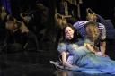 Landestheater Eisenach / 20.000Meilen_Suri, Tochter des Kapitäns (M.Ganter), Harpunier Ned Land (F.Valet) und Ensemble © Hölting Landestheater Eisenach / 20.000Meilen_Suri, Tochter des Kapitäns (M.Ganter), Harpunier Ned Land (F.Valet) und Ensemble © Hölting
