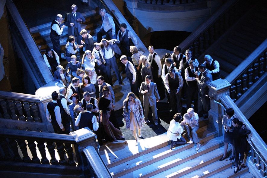 Oper Köln / Titus und Chor im Oberlandesgericht Köln © Paul Leclaire Oper Köln / Titus und Chor im Oberlandesgericht Köln © Paul Leclaire