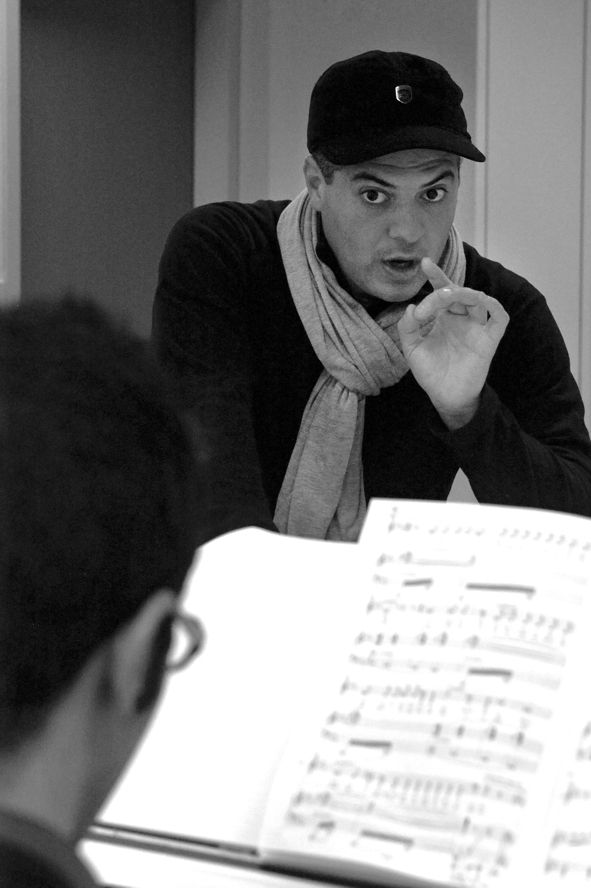 Stadttheater Klagenfurt / Gaston Rivero bei den Proben zu Tosca mit Simone di Crescenzo © Mónika Huszár