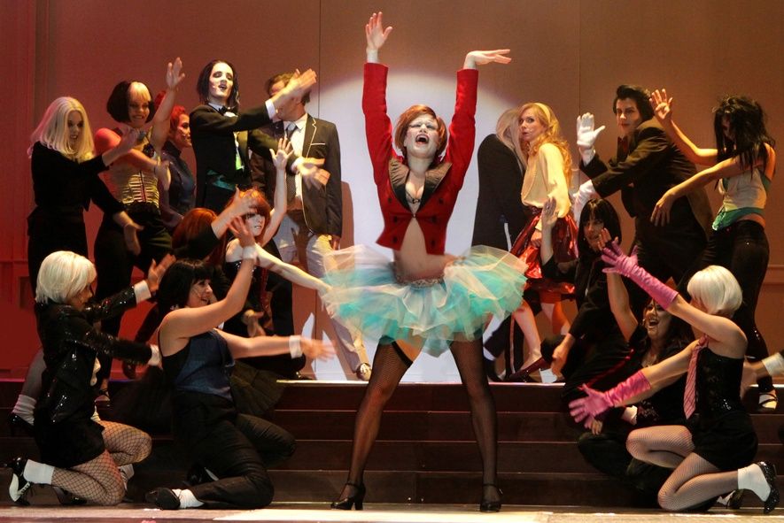 Theater Pforzheim / "Die Rocky Horror Show" - Erdmuthe Kriener als Columbia sowie der Chor © Sabine Haymann Theater Pforzheim / "Die Rocky Horror Show" - Erdmuthe Kriener als Columbia sowie der Chor © Sabine Haymann