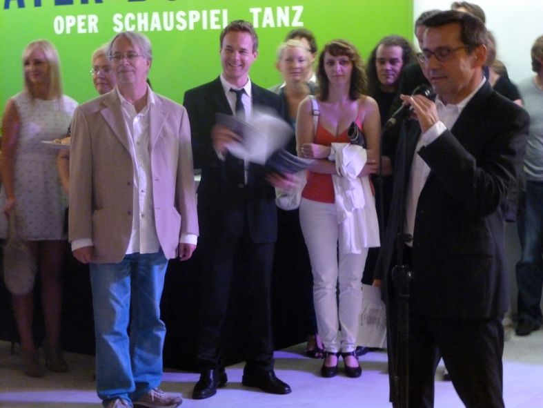 Theater Bonn / Premierenfeier SnoWhite / Regisseur Ottenthal (1.vl), Komponist Frank Nimsgern (2.vl), Intendant Klaus Weise mit Mikro © IOCO Theater Bonn / Premierenfeier SnoWhite / Regisseur Ottenthal (1.vl), Komponist Frank Nimsgern (2.vl), Intendant Klaus Weise mit Mikro © IOCO