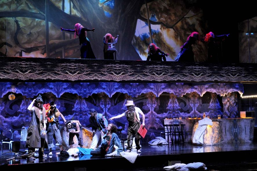 Theater Bonn / Premiere snoWhite / Zwerge betrauern totes Schneewittchen © Lilian Szokody © Lilian Szokody Theater Bonn / Premiere snoWhite / Zwerge betrauern totes Schneewittchen © Lilian Szokody © Lilian Szokody