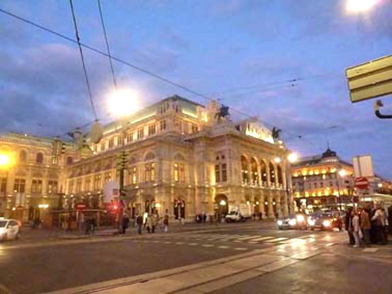 Wiener Staatsoper bei Nacht © IOCO Wiener Staatsoper bei Nacht © IOCO