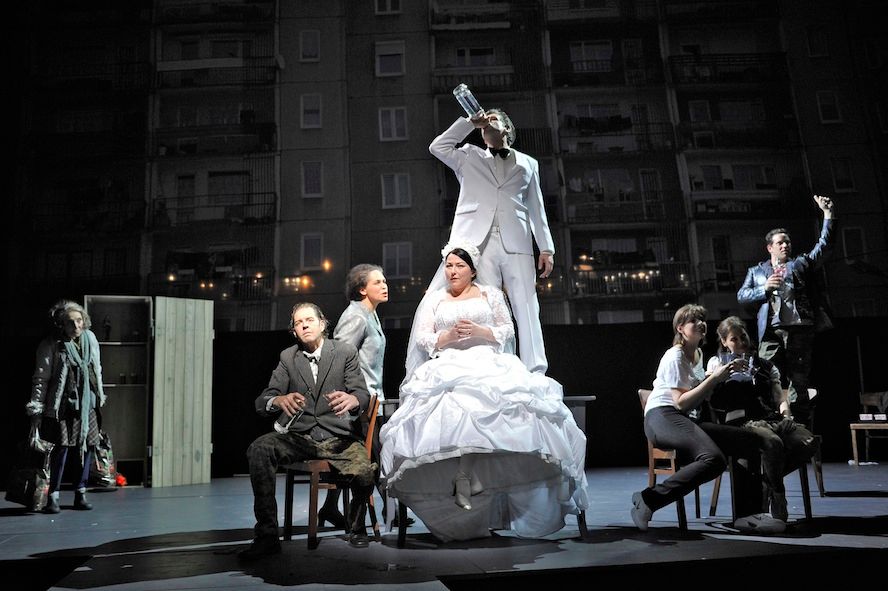 Wuppertaler Bühnen / Bluthochzeit / v.l.n.r. Ingeborg Wolff, Stephan Ullrich, Dalia Schaechter, Banu Böke, Gregor Henze, Tanja Ball, Angelika März, Marco Agostini © Uwe Stratmann