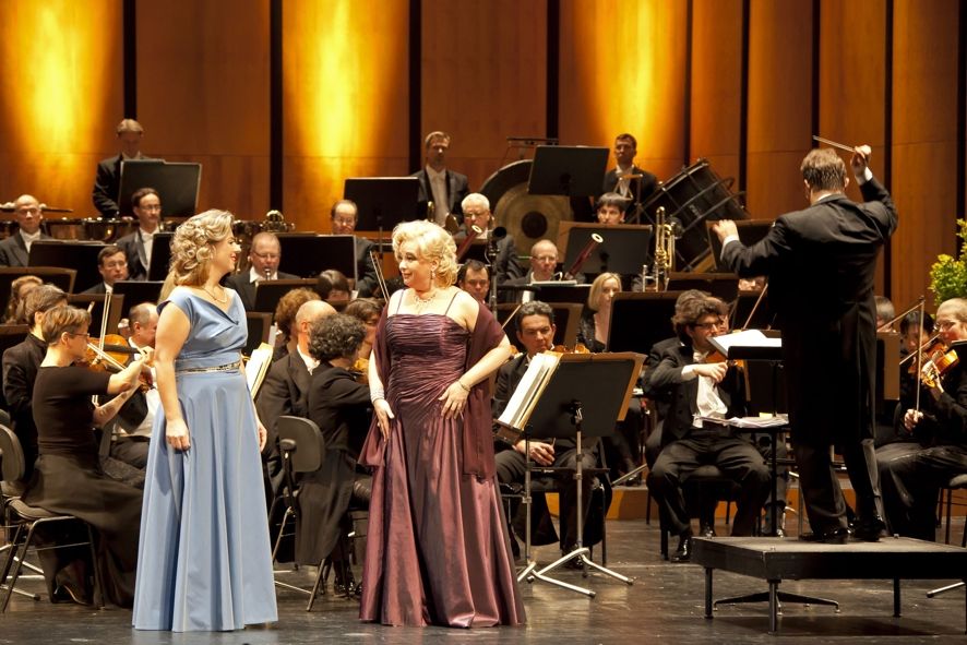 Anhaltisches Theater Dessau / Rita Kapfhammer, Angelina Ruzzafante, GMD Antony Hermus und Mitglieder der Anhaltischen Philharmonie in der „Operngala“ © Claudia Heysel