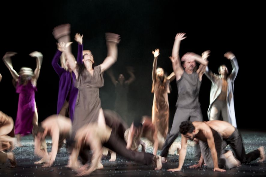 Staatsoper im Schiller Theater / LE SACRE DU PRINTEMPS / Sasha Waltz und Guests © Bernd Uhlig Staatsoper im Schiller Theater / LE SACRE DU PRINTEMPS / Sasha Waltz und Guests © Bernd Uhlig