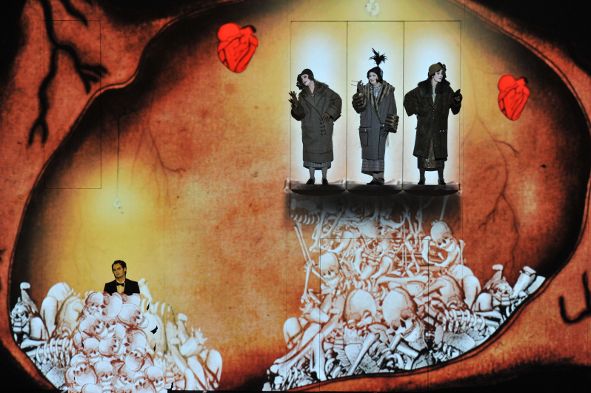 Deutsche Oper am Rhein / Die Zauberflöte / Tamino im Magen der Schlange © Hans Jörg Michel Deutsche Oper am Rhein / Die Zauberflöte / Tamino im Magen der Schlange © Hans Jörg Michel