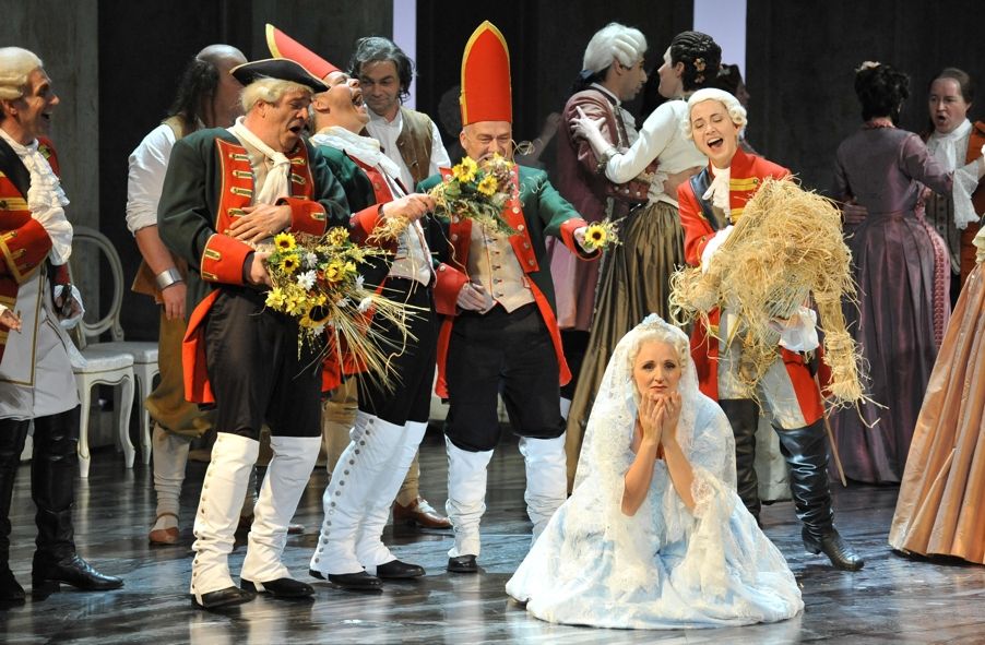Landestheater Eisenach / Sonja Freitag als Laura verspottet durch Hochzeitsgesellschaft © foto-ed .de Landestheater Eisenach / Sonja Freitag als Laura verspottet durch Hochzeitsgesellschaft © foto-ed .de
