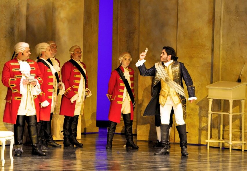 Landestheater Eisenach / Stephanos Tsirakoglou als Oberst Ollendorf und Offiziere streiten mit Rodrigo Porras Garulo als Bettelstudent © foto-ed .de Landestheater Eisenach / Stephanos Tsirakoglou als Oberst Ollendorf und Offiziere streiten mit Rodrigo Porras Garulo als Bettelstudent © foto-ed .de