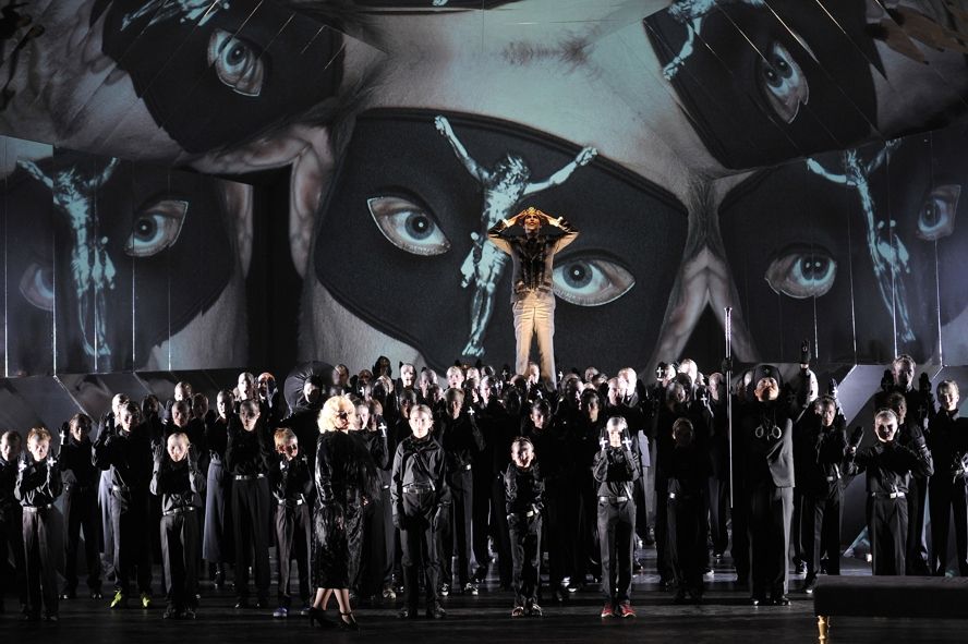 Wuppertaler Bühnen / Koenig Roger - Mitte: Kay Stiefermann / drum herum: Josly Rechter, Banu Böke, Martin Js. Ohu, Opernchor, Extrachor, Statisterie, Wuppertaler Kurrende © Uwe Stratmann Wuppertaler Bühnen / Koenig Roger - Mitte: Kay Stiefermann / drum herum: Josly Rechter, Banu Böke, Martin Js. Ohu, Opernchor, Extrachor, Statisterie, Wuppertaler Kurrende © Uwe Stratmann