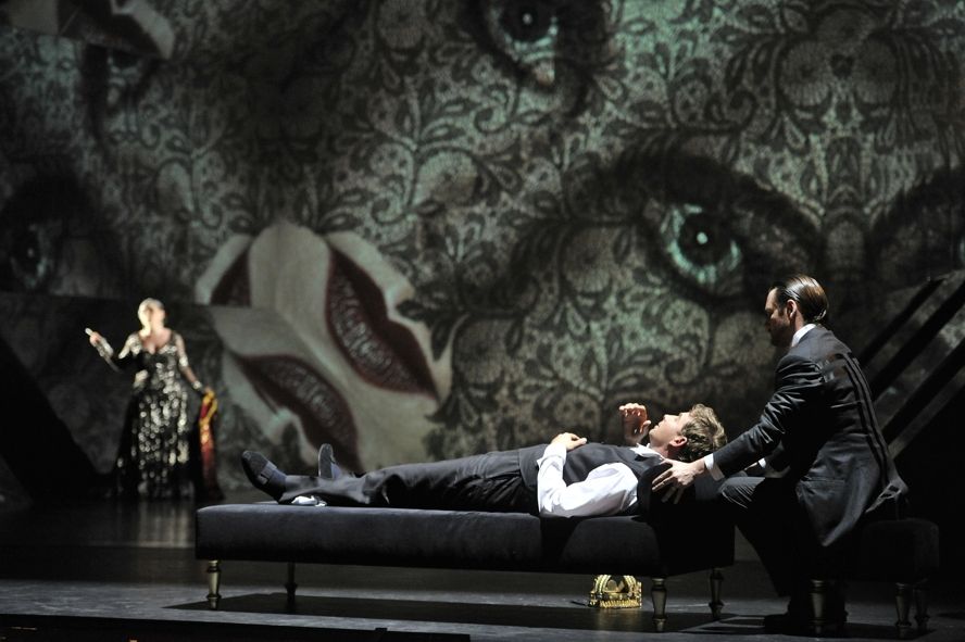 Wuppertaler Bühnen / Koenig Roger - v.l.n.r. Banu Böke, Kay Stiefermann, Christian Sturm © Uwe Stratmann Wuppertaler Bühnen / Koenig Roger - v.l.n.r. Banu Böke, Kay Stiefermann, Christian Sturm © Uwe Stratmann