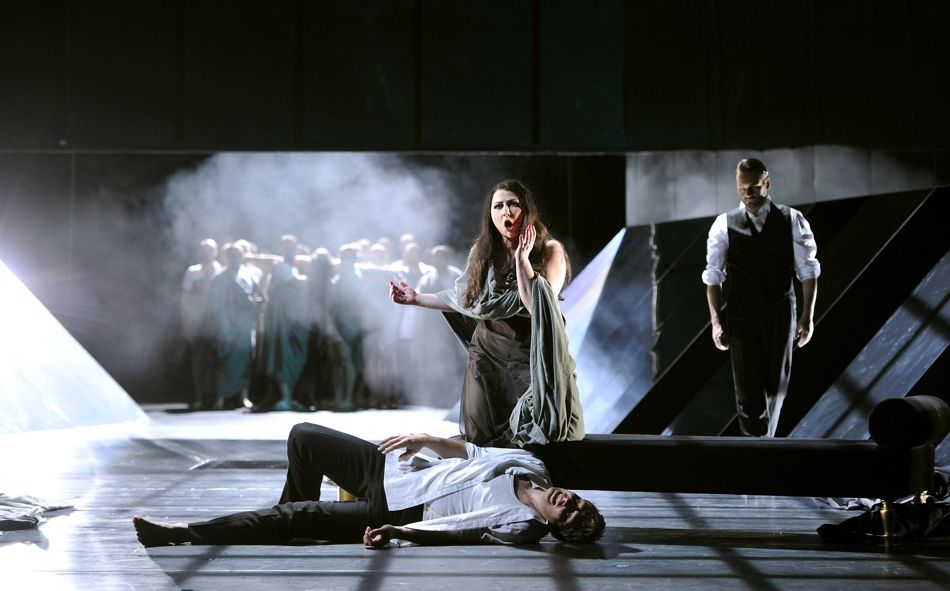 Wuppertaler Bühnen / Koenig Roger - Kay Stiefermann, Banu Böke, Christian Sturm Hintergrund: Opernchor, Extrachor, Statisterie, Wuppertaler Kurrende © Uwe Stratmann Wuppertaler Bühnen / Koenig Roger - Kay Stiefermann, Banu Böke, Christian Sturm Hintergrund: Opernchor, Extrachor, Statisterie, Wuppertaler Kurrende © Uwe Stratmann