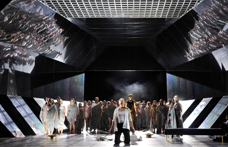 Wuppertaler Bühnen / Koenig Roger - vorne: Kay Stiefermann / rechts: Banu Böke Hintergrund: Rafal Bartminski, Opernchor, Extrachor, Statisterie © Uwe Stratmann Wuppertaler Bühnen / Koenig Roger - vorne: Kay Stiefermann / rechts: Banu Böke Hintergrund: Rafal Bartminski, Opernchor, Extrachor, Statisterie © Uwe Stratmann