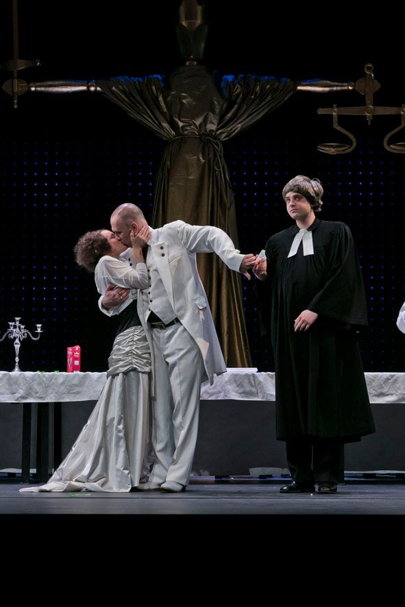 Theater für Niedersachsen / Die Dreigroschenoper - Magdalene Orzol (Polly), Martin Molitor (Macheath), Marek Egert © Jochen Quast Theater für Niedersachsen / Die Dreigroschenoper - Magdalene Orzol (Polly), Martin Molitor (Macheath), Marek Egert © Jochen Quast