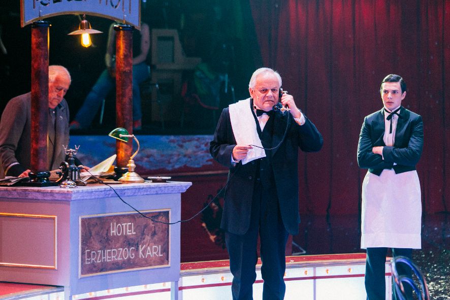Staatstheater am Gärtnerplatz / Die Zirkusprinzessin / Robert Meyer als Oberkellner Pelikan © Thomas Dashuber Staatstheater am Gärtnerplatz / Die Zirkusprinzessin / Robert Meyer als Oberkellner Pelikan © Thomas Dashuber