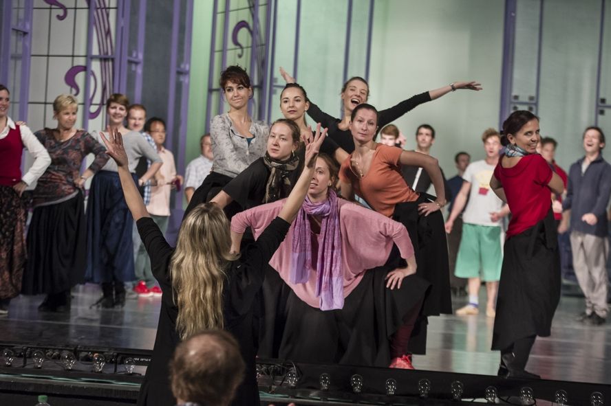 Theater und Orchester Neubrandenburg/Neustrelitz / Die lustige Witwe - Tänzer der Tanzkompanie und Chor © Jörg Metzner Theater und Orchester Neubrandenburg/Neustrelitz / Die lustige Witwe - Tänzer der Tanzkompanie und Chor © Jörg Metzner
