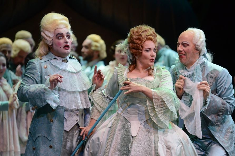 Aalto Theater Essen / Manon Lescaut / Abdellah Lasri (Tanzmeister), Katrin Kapplusch (Manon Lescaut), Tijl Faveyts (Geronte di Ravoir) © Karl Forster Kommunikations-Design