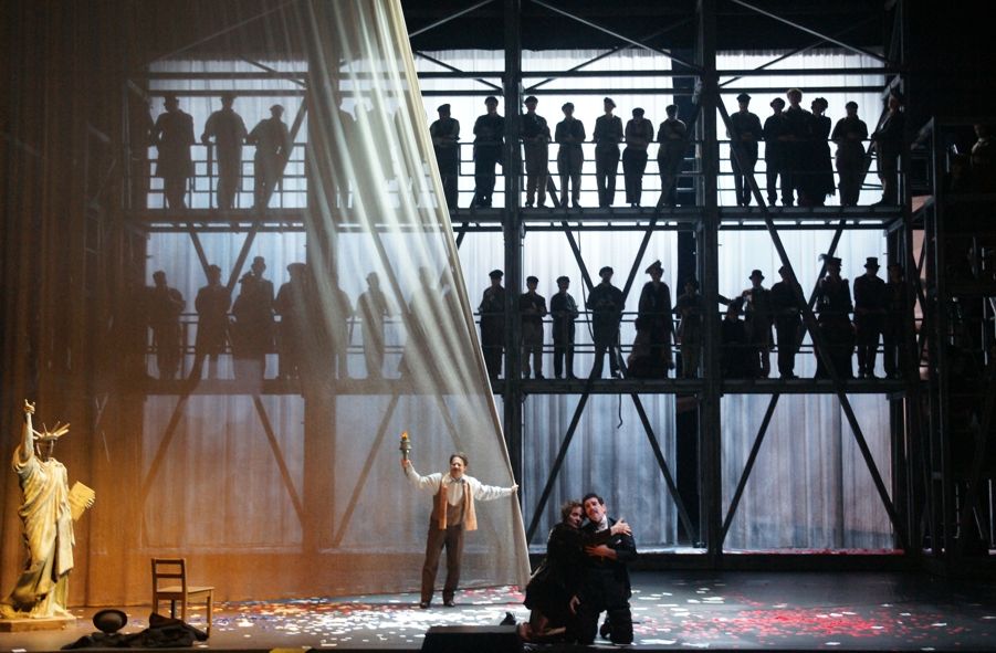 Aalto Theater Essen / Manon Lescaut / Gaston Rivero (Des Grieux), Katrin Kapplusch (Manon Lescaut), Mathias Kopetzki (Puccini), Opernchor © Karl Forster Kommunikations-Design