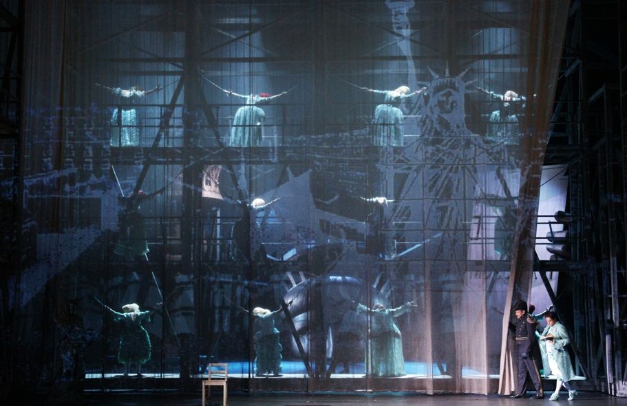 Aalto Theater Essen / Manon Lescaut / Statisterie, Heiko Trinsinger (Lescaut), Gaston Rivero (Des Grieux) © Karl Forster Kommunikations-Design