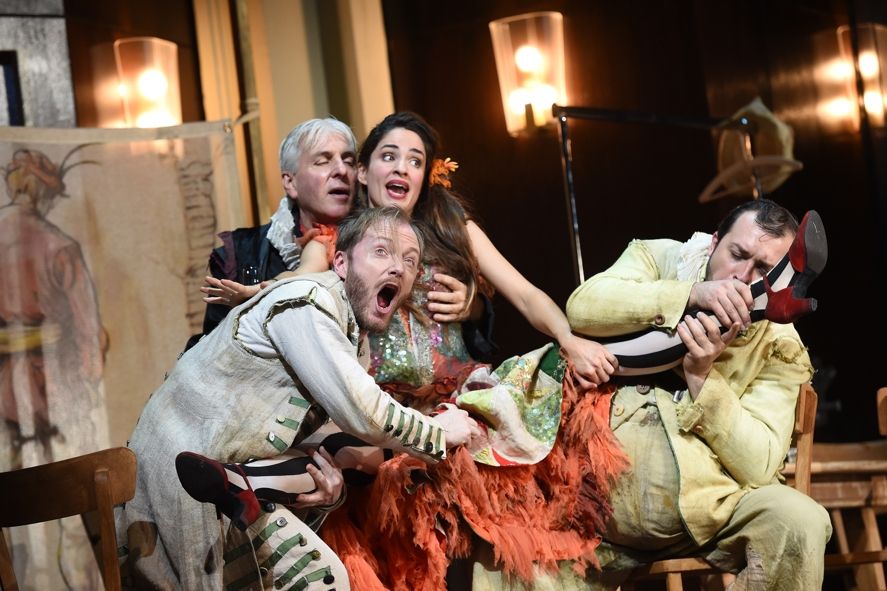 Deutsche Oper am Rhein / Ariadne auf Naxos - Cornel Frey (Brighella), Bruce Rankin (Scaramuccio), Elena Sancho Pereg (Zerbinetta), Bogdan Talo-Sandor (Truffaldin) © Hans Jörg Michel - www.foto-drama.de