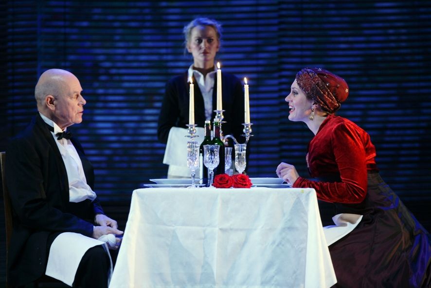 Oper Frankfurt / Die Entführung aus dem serail - v.l.n.r. Bassa Selim, Blonde und Konstanze © Wolfgang Runkel