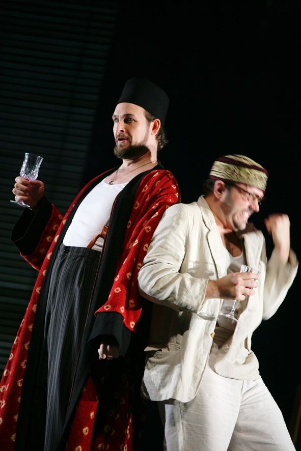 Oper Frankfurt / Die Entführung aus dem serail - v.l.n.r. Thorsten Grümbel (Osmin) und Peter Marsh (Pedrillo) © Wolfgang Runkel