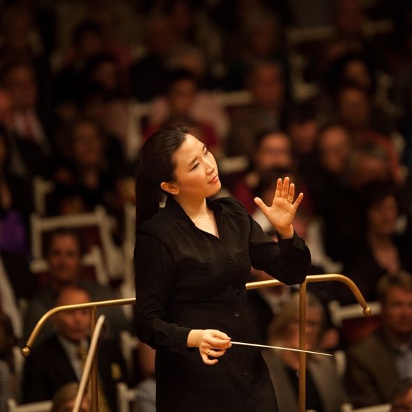 Oper Frankfurt / La Sonnambula - Die Schlafwandlerin - Eun Sun Kim (Musikalische Leitung) © Agentur Oper Frankfurt / La Sonnambula - Die Schlafwandlerin - Eun Sun Kim (Musikalische Leitung) © Agentur