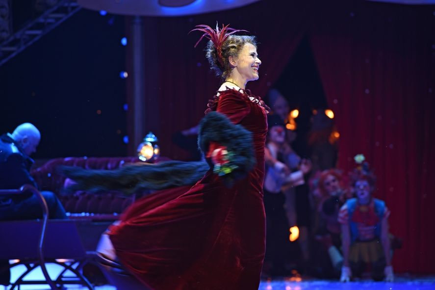 Deutsche Oper am Rhein / Die Zirkusprinzessin / Romana Noack (Fürstin Fedora Palinska), Ensemble © Hans Jörg Michel - www.foto-drama.de Deutsche Oper am Rhein / Die Zirkusprinzessin / Romana Noack (Fürstin Fedora Palinska), Ensemble © Hans Jörg Michel - www.foto-drama.de