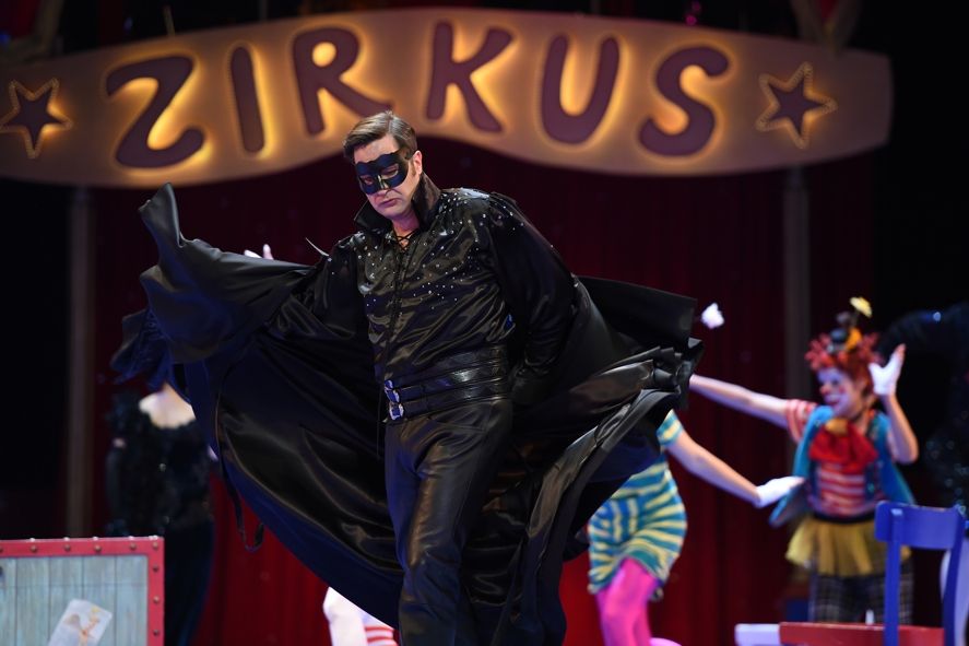 Deutsche Oper am Rhein / Die Zirkusprinzessin / Carsten Süss (Mister X), Tänzerinnen und Tänzer © Hans Jörg Michel - www.foto-drama.de Deutsche Oper am Rhein / Die Zirkusprinzessin / Carsten Süss (Mister X), Tänzerinnen und Tänzer © Hans Jörg Michel - www.foto-drama.de