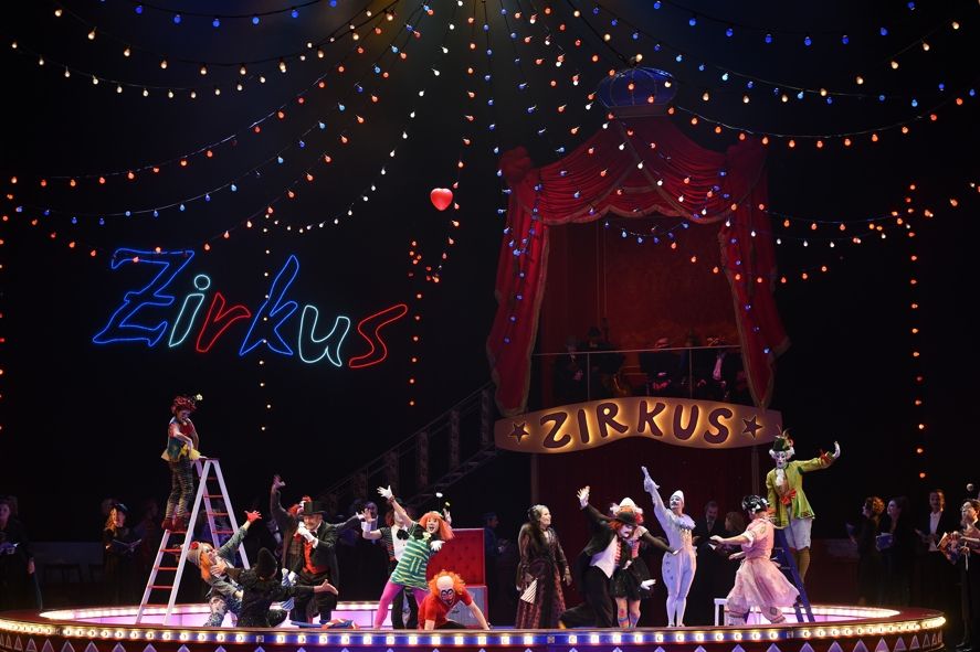 Deutsche Oper am Rhein / Die Zirkusprinzessin / Ensemble © Hans Jörg Michel - www.foto-drama.de Deutsche Oper am Rhein / Die Zirkusprinzessin / Ensemble © Hans Jörg Michel - www.foto-drama.de