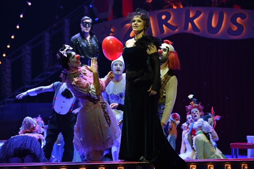 Deutsche Oper am Rhein / Die Zirkusprinzessin / Carsten Süss (Mister X), Romana Noack (Fürstin Fedora Palinska), Tänzerinnen und Tänzer © Hans Jörg Michel - www.foto-drama.de Deutsche Oper am Rhein / Die Zirkusprinzessin / Carsten Süss (Mister X), Romana Noack (Fürstin Fedora Palinska), Tänzerinnen und Tänzer © Hans Jörg Michel - www.foto-drama.de