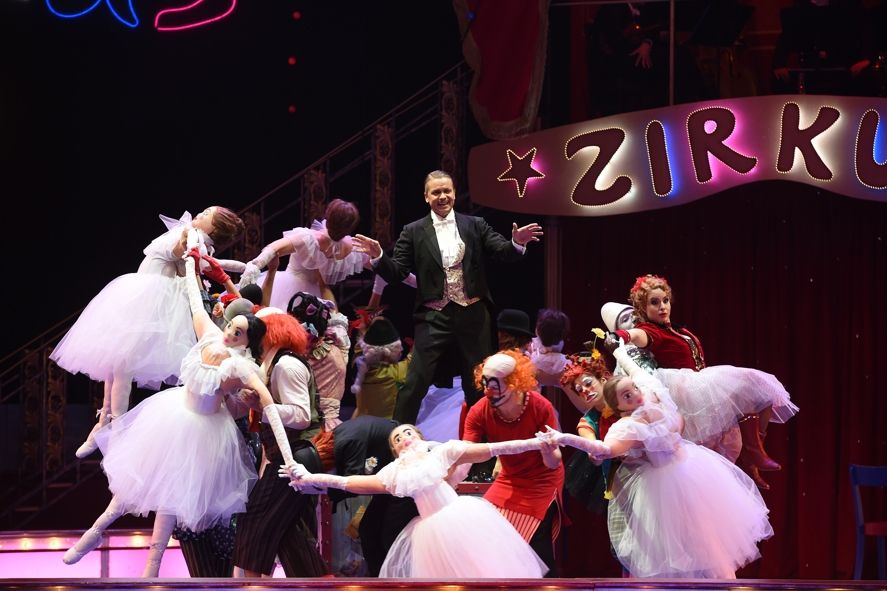 Deutsche Oper am Rhein / Die Zirkusprinzessin / Boris Eder (Toni Schlumberger), Susanne Grosssteiner (Miss Mabel Gibson), Tänzerinnen und Tänzer © Hans Jörg Michel - www.foto-drama.de Deutsche Oper am Rhein / Die Zirkusprinzessin / Boris Eder (Toni Schlumberger), Susanne Grosssteiner (Miss Mabel Gibson), Tänzerinnen und Tänzer © Hans Jörg Michel - www.foto-drama.de