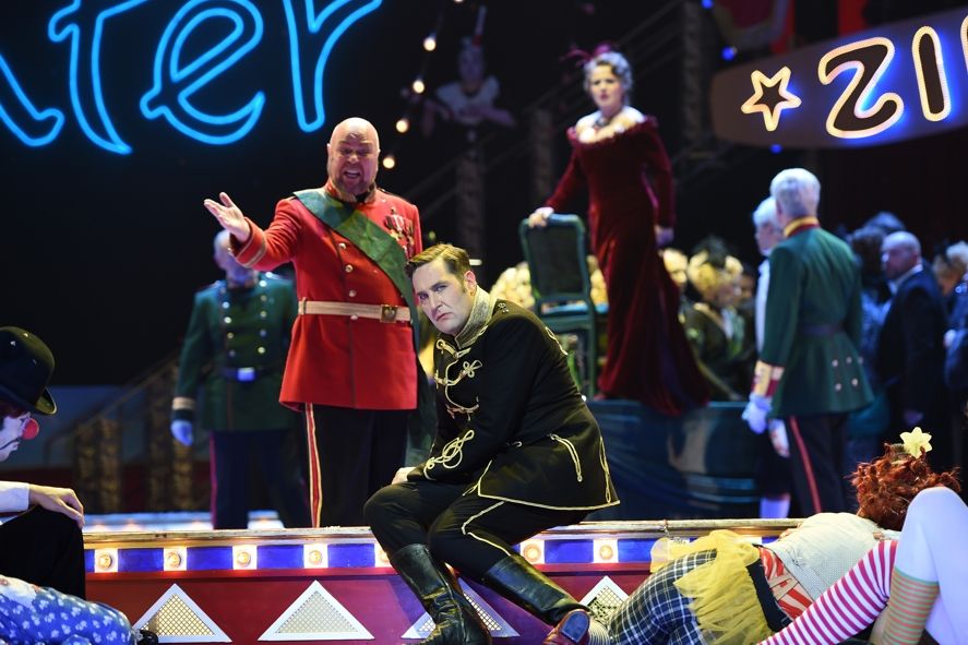 Deutsche Oper am Rhein / Die Zirkusprinzessin Wolfgang Schmidt (Prinz Sergius Wladimir), Carsten Süss (Mister X), Romana Noack (Fürstin Fedora Palinska), Chor, Tänzerinnen und Tänzer © Hans Jörg Michel - www.foto-drama.de Deutsche Oper am Rhein / Die Zirkusprinzessin Wolfgang Schmidt (Prinz Sergius Wladimir), Carsten Süss (Mister X), Romana Noack (Fürstin Fedora Palinska), Chor, Tänzerinnen und Tänzer © Hans Jörg Michel - www.foto-drama.de