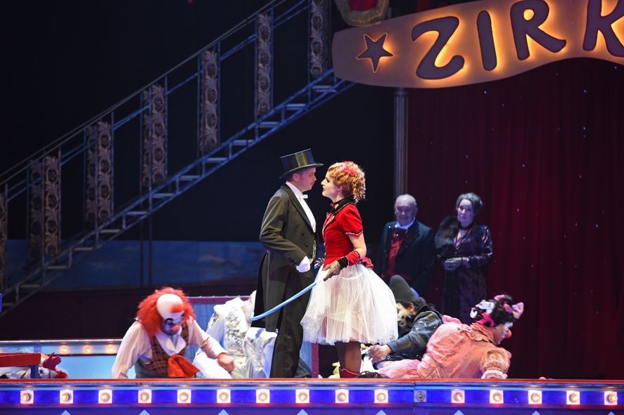Deutsche Oper am Rhein / Die Zirkusprinzessin / Boris Eder (Toni Schlumberger), Susanne Grosssteiner (Miss Mabel Gibson), Franz Wyzner (Zirkusdirektor Stanislawsky), Gisela Ehrensperger (Wanja), Tänzerinnen und Tänzer © Hans Jörg Michel - www.foto-drama.de Deutsche Oper am Rhein / Die Zirkusprinzessin / Boris Eder (Toni Schlumberger), Susanne Grosssteiner (Miss Mabel Gibson), Franz Wyzner (Zirkusdirektor Stanislawsky), Gisela Ehrensperger (Wanja), Tänzerinnen und Tänzer © Hans Jörg Michel - www.foto-drama.de