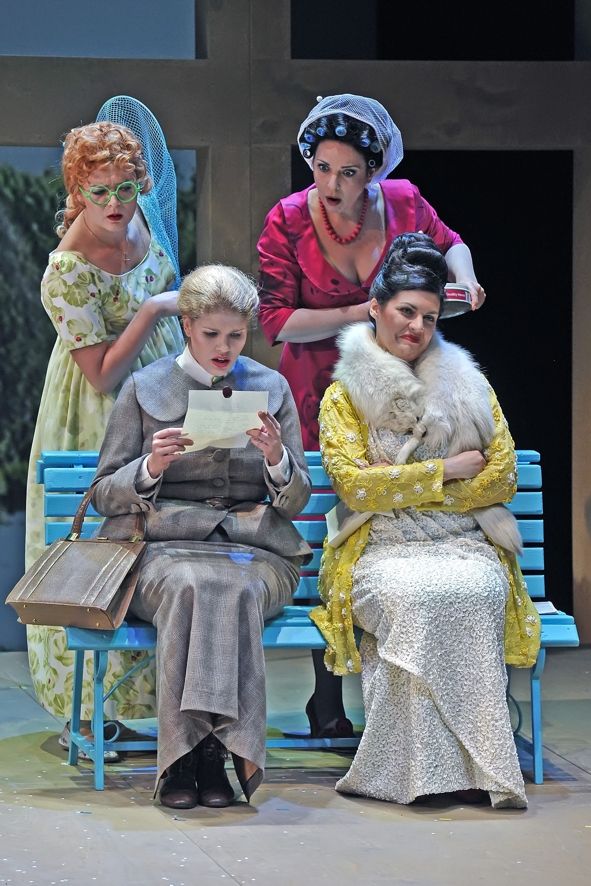 Theater für Niedersachsen / FALSTAFF - Regine Sturm (Nannetta), Neele Kramer (Meg Page), Christina Baader (Mrs. Quickly), Maribeth Diggle (Alice Ford) © Andreas Hartmann