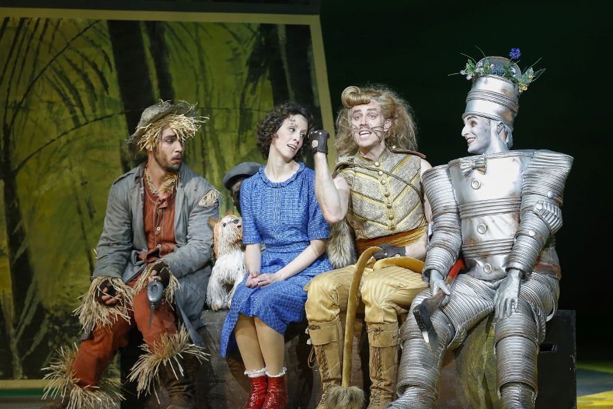 Wien / Der Zauberer von Oz, Vogelscheuche, Dorothy, Löwe und Blechmann © Barbara Palffy / Volksoper Wien / Der Zauberer von Oz, Vogelscheuche, Dorothy, Löwe und Blechmann © Barbara Palffy / Volksoper