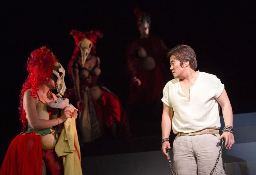 Theater und Philharmonie Thüringen / Iphigenie auf Tauris - Max An (Orest) wird als Muttermörder von den Furien verfolgt © Stephan Walzl Theater und Philharmonie Thüringen / Iphigenie auf Tauris - Max An (Orest) wird als Muttermörder von den Furien verfolgt © Stephan Walzl