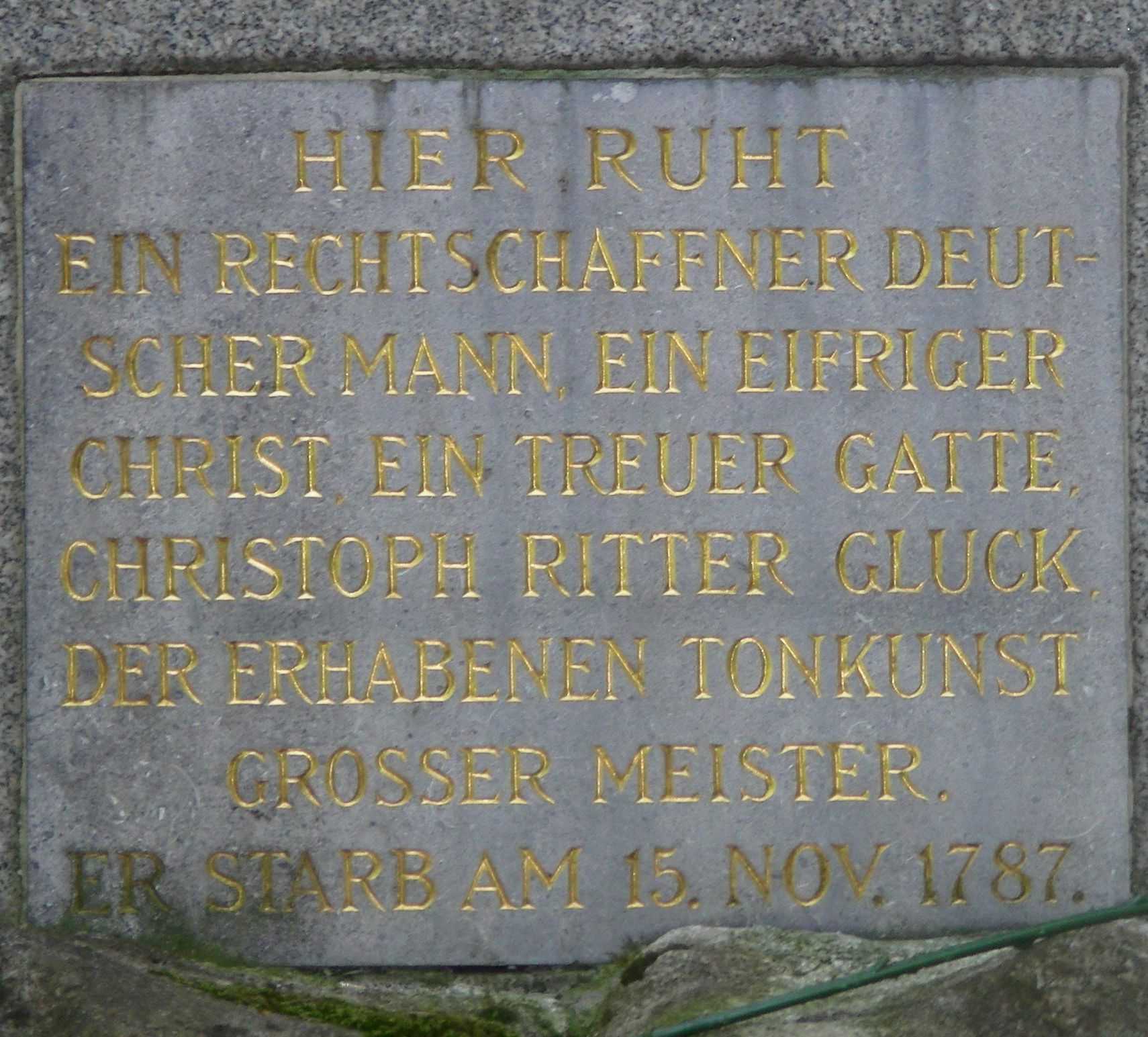Grabmal von Ritter C.W. Gluck mit denkwürdiger Inschrift © IOCO Grabmal von Ritter C.W. Gluck mit denkwürdiger Inschrift © IOCO