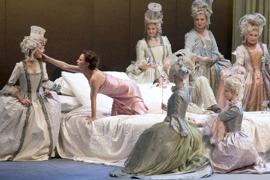 Oper Leipzig / Manon Lescaut - Nadja Michael und Ensemble © Tom Schulze
