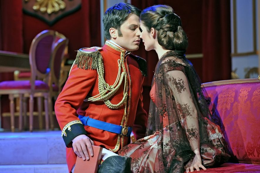 Theater für Niedersachsen / Der Zarewitsch - Konstantinos Klironomos (Der Zarewitsch), Antonia Radneva (Sonja) © Andreas Hartmann Theater für Niedersachsen / Der Zarewitsch - Konstantinos Klironomos (Der Zarewitsch), Antonia Radneva (Sonja) © Andreas Hartmann