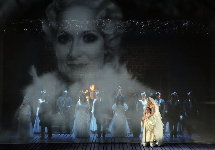 Theater Hagen / Richard Furman (Anatol), Katrina Sheppeard (Vanessa), Chor © Klaus Lefebvre Theater Hagen / Richard Furman (Anatol), Katrina Sheppeard (Vanessa), Chor © Klaus Lefebvre