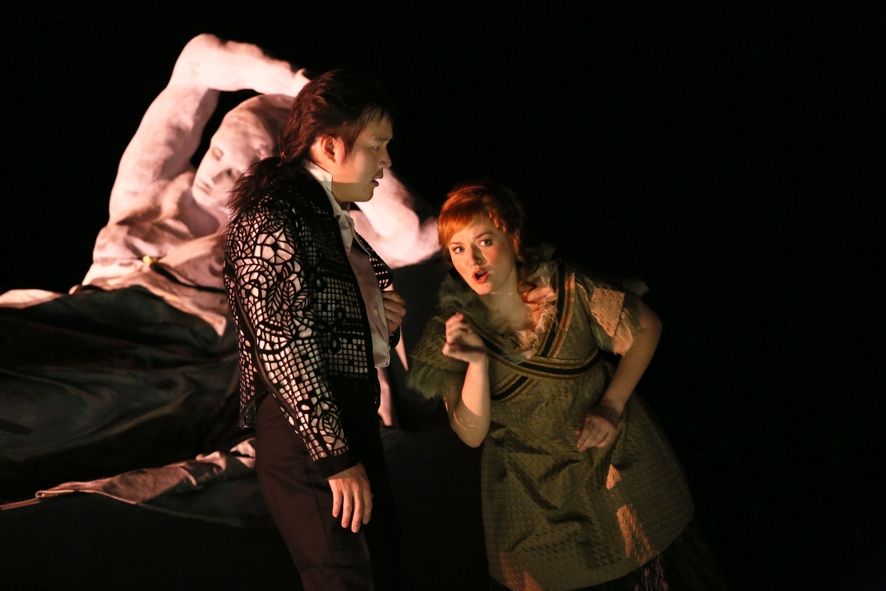 Oper Frankfurt / Le nozze di Figaro / Die Hochzeit des Figaro (Oper Frankfurt, 2012) zeigt v.l.n.r. Figaro und Barbarina © Wolfgang Runkel