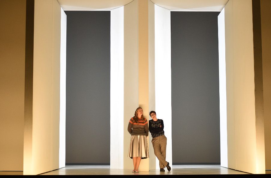 Deutsche Oper am Rhein / Arabella und Zdenka © Hans Jörg Michel Deutsche Oper am Rhein / Arabella und Zdenka © Hans Jörg Michel