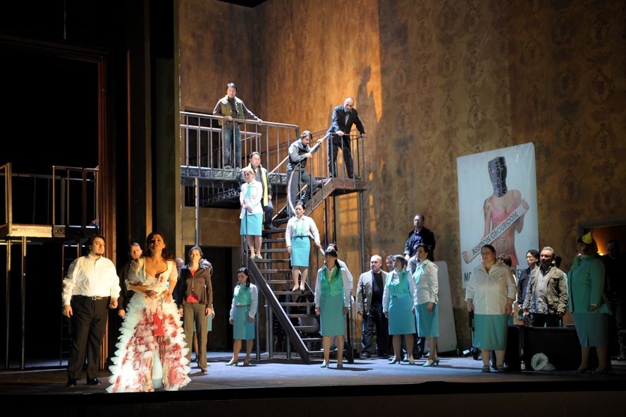 Oper Frankfurt / Lucia di Lammermoor / zeigt in der linken Bildhälfte v.l.n.r. Enrico, Raimondo, Lucia und Alisa sowie in der rechten Bildhälfte den Chor der Oper Frankfurt © Monika Rittershaus
