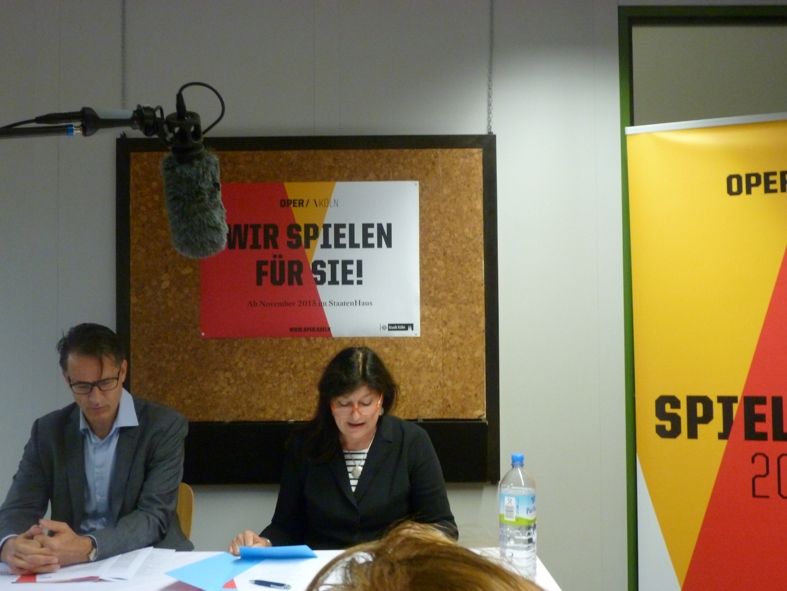 Oper Köln / Intendantin Dr. Meyer mit Notspielplan © IOCO