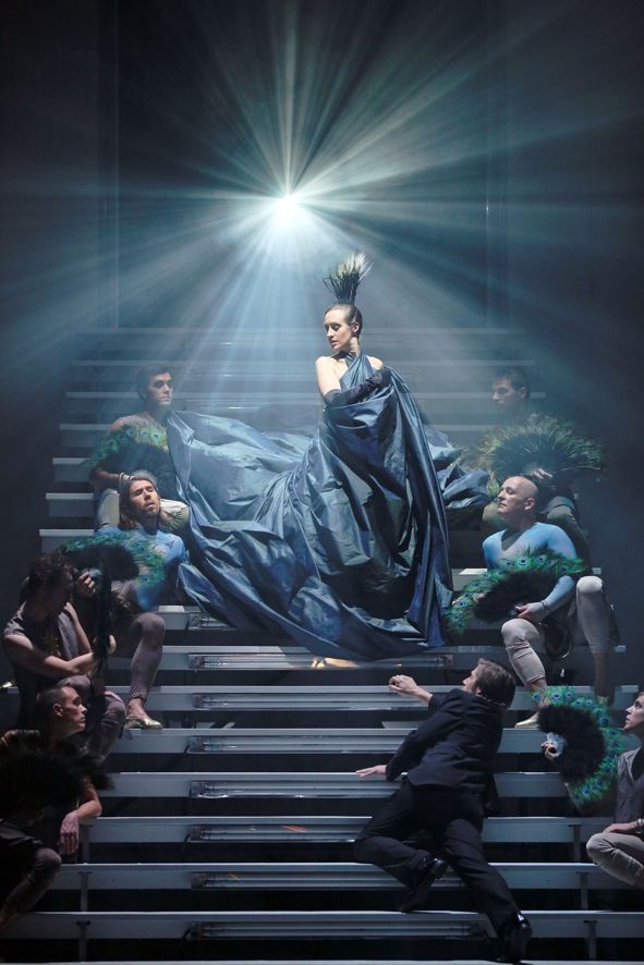 Oper Frankfurt / Giulio Cesare in Egitto _ Cleopatra (in der Bildmitte stehend) sowie Cesare und die Statisterie der Oper Frankfurt © Wolfgang Runkel