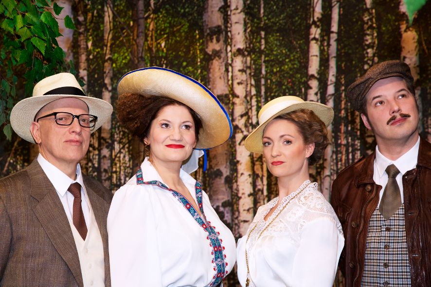 München / Gärtnerplatztheater - DAS LÄCHELN EINER SOMMERNACHT Fredrik, Desirée , Gräfin Charlotte Malcolm, Carl-Magnus Malcolm © Thomas Dashuber München / Gärtnerplatztheater - DAS LÄCHELN EINER SOMMERNACHT Fredrik, Desirée , Gräfin Charlotte Malcolm, Carl-Magnus Malcolm © Thomas Dashuber