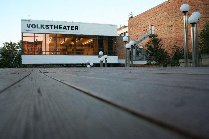 Rostock / Volkstheater_Theatervorplatz mit Blick auf BUG _Foto Judith Zinke Rostock / Volkstheater_Theatervorplatz mit Blick auf BUG © Judith Zinke